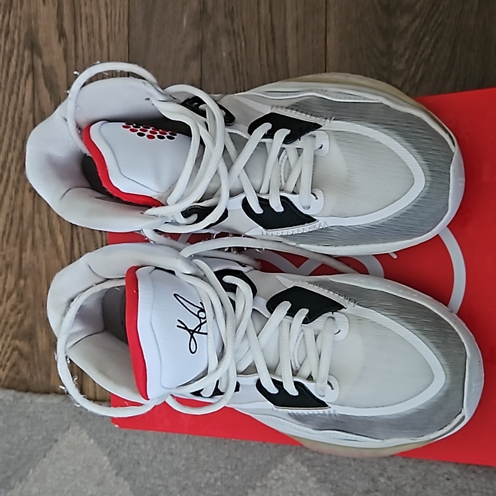 Kyrie infinity size youth 4 basketball shoe white grey and black